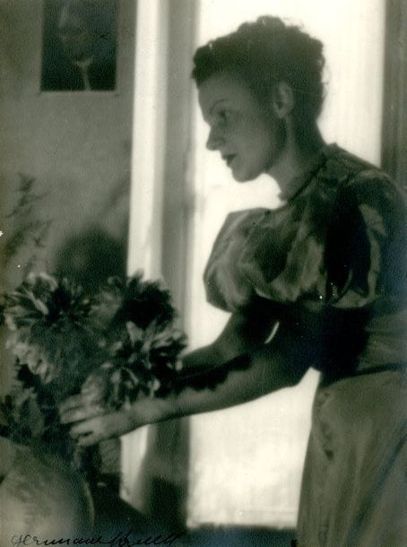 Germaine Krull (1897-1985)

La Femme au bouquet, c. 1930.

Épreuve argentique d'époque signée à l'encre noire en bas à droite. Tampon de la photographe au verso. 

23,5 x 17,5 cm