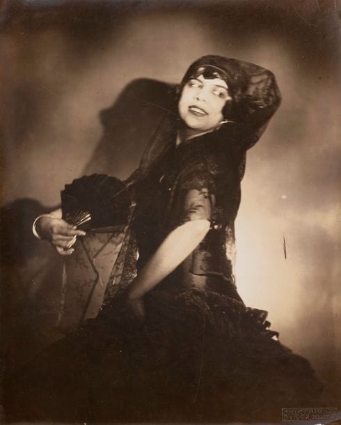 Frantisek Drtikol (1883-1961)

Ervina Kupferova, 1919. 

Épreuve argentique d'époque. Timbre sec daté en bas à droite. 

22,5 x 16,3 cm
