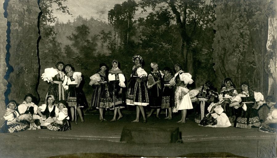 Frantisek Drtikol (1883-1961)

Ervina Kupferova en costume morave, 1923. 

Épreuve argentique d'époque. Timbre sec du photographe sur l'épreuve "DRTIKOL - PRAHA - 1923". 

15,5 x 26,7 cm