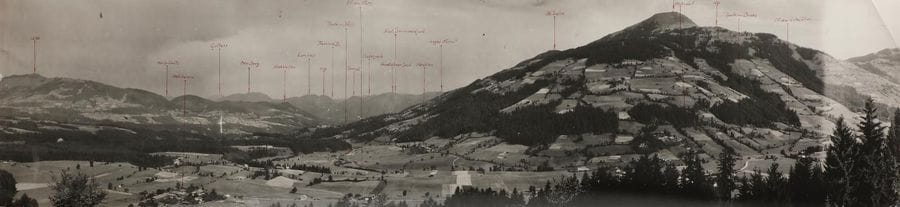 Photographe militaire 

Allemagne, c. 1940. 

Haute Bavière. Tyrol. Les Vosges.

Panoramas militaires avec repères topographiques. 

Quatre (4) épreuves argentiques d'époque avec leurs négatifs gélatino-argentiques roulés dans leurs tubes d'époque. Nombreuses annotations manuscrites sur les épreuves. 

Formats : de 25 x 55 à 25 x 100 cm avec marges