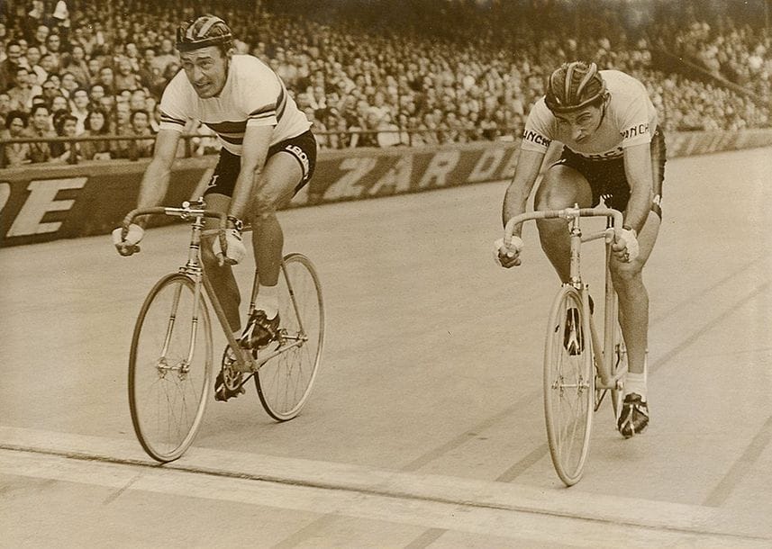 Divers agences 

Cyclisme, c. 1950. 

Louison Bobet. Tours de France 1953 et 1955. Duel Bobet-Coppi au Parc des Princes, 3 juillet 1955. 

44 épreuves argentiques d'époque. Tampons d'agences et légendes tapuscrites sur étiquettes aux versos. 

Formats : de 13 x 13 à 20 x 16,5 cm

Provenance : ancien fonds Fildier