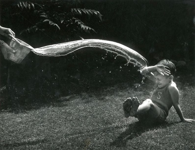 Leslie Sansom 

Enfant au seau d'eau, c. 1960. 

Épreuve argentique d'époque. Tampon de la photographe, tampon d'agence, annotations manuscrites et indications de recadrage au verso. Mention "from Maximilien Vox. A.J.".

20 x 25 cm