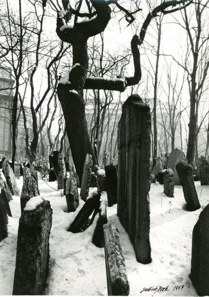 Jindrich Brok (1912-1996)

Le cimetière juif de Prague sous la neige, 1959. 

Épreuve argentique d'époque. Signature et date à l'encre noire en bas à droite de l'épreuve. 

41,5 x 30 cm