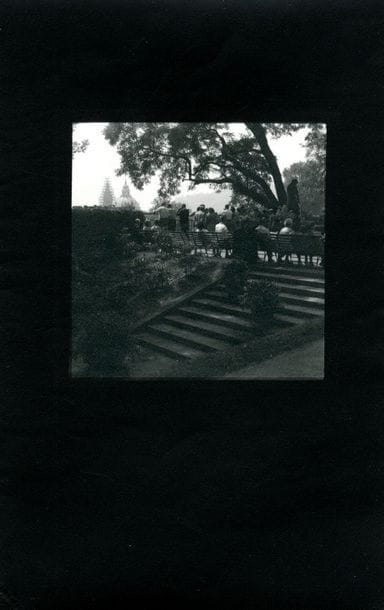 Josef Sudek (1896-1976)

Prague, 1955. 

Vue sur les jardins du château de Prague. 

Épreuve argentique d'époque. Titre, date et annotations manuscrites au verso. 

14 x 9 cm avec marges