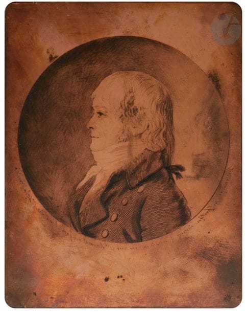 Gilles-Louis CHRETIEN (1754-1811)
Portrait de jeune homme au physionotrace. Vers 1789-1790. Cuivre gravé au pointillé et à la pointe sèche. 67 x 90. Angles arrondis. Porte la mention sous le cercle : « Dess. et gr. P. Chétien inv. du Physionotrace rue St-Honoré en face l’oratoire n° 45 à Paris ». Joint : 4 épreuves (3 sur chine, 1 sur vergé mince).

 En raison de l’adresse mentionnée sur le cuivre, on peut dater le sujet gravé d’après la séparation de Chrétien d’avec Quenedey : « Au mois de décembre 1789, Chrétien et Quenedey rendirent publiques, par une lettre communiquée au Journal de Paris, leurs dissensions, avant de se séparer et de continuer tous deux à exécuter des portraits au physionotrace. Après cette séparation d’avec Quenedey, Chrétien s’adjoignit Fouquet et Fournier pour graver ses portraits, et s’établit rue Saint-Honoré, no 8, 45 et 133, vis-à-vis l’Oratoire ». (Source : Wikipédia).