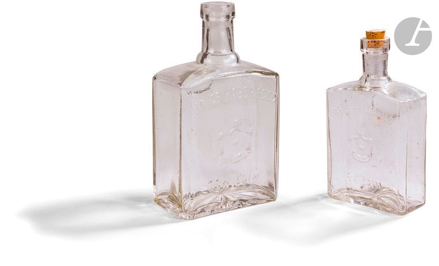 BOUTEILLE en verre gravée des armoiries, « JAKOB HABERFELD » et de la ville Oswiecim (Auschwitz). 
Verre, Pologne, début du XXe siècle. 
Hauteur : 18 cm 
On joint une seconde bouteille de la même firme. 
Hauteur : 15 cm

 La fabrique de liqueurs Jakob Haberfeld, fondée en 1804, est restée en activité sous la direction de la famille Haberfeld jusqu’à la Seconde Guerre mondiale.

Mots clés : 
 judaïca, juif, juive, hébreux, rabbins, jewish, torah, hebrew, hebraica, judaisme, synagogue, sionisme, pessah, pessach, haggada, haggadah, hagada, hagadah, passover, menora, menorah, hannuka, hannuca, hannoucca, hanouccah, torah, juden, israélite, Israël, antisemitism, antisémitisme, dreyfus, meguila, sepharade, sefarad, ketouba