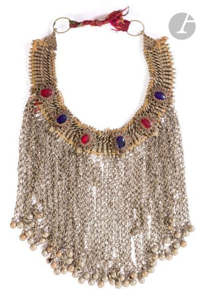 COLLIER de mariage 
Métal et pierres fantaisies. 
Yémen, XXe siècle

Mots clés : 
 judaïca, juif, juive, hébreux, rabbins, jewish, torah, hebrew, hebraica, judaisme, synagogue, sionisme, pessah, pessach, haggada, haggadah, hagada, hagadah, passover, menora, menorah, hannuka, hannuca, hannoucca, hanouccah, torah, juden, israélite, Israël, antisemitism, antisémitisme, dreyfus, meguila, sepharade, sefarad, ketouba