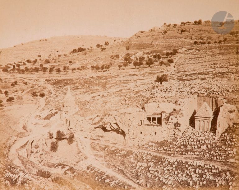 [PHOTOGRAPHIES - PALESTINE] 
Félix BONFILS (1831-1885) 
Palestine et Moyen Orient 
Ensemble de 18 tirages photographiques sur papier albuminé, contrecollées recto-verso sur carton. Parmi ces photographies : Jaffa, Mur où les juifs vont pleurer, Emplacement du Temple, Réservoir d’Ezéchias, Porte dorée, etc. 
Dimensions : de 17 x 11 cm à 22 x 28 cm 
État moyen, carton gondolé, salissures.

Mots clés : 
 judaïca, juif, juive, hébreux, rabbins, jewish, torah, hebrew, hebraica, judaisme, synagogue, sionisme, pessah, pessach, haggada, haggadah, hagada, hagadah, passover, menora, menorah, hannuka, hannuca, hannoucca, hanouccah, torah, juden, israélite, Israël, antisemitism, antisémitisme, dreyfus, meguila, sepharade, sefarad, ketouba