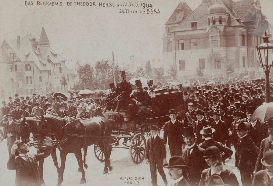 [PHOTOGRAPHIES] 
L’Enterrement de Théodore Herzl le 7 juillet 1904. 
Épreuve sur papier citrate montée sur carton. Légendée en allemand : Das Begrabnis de Théodore HERZL am 7 Juli 1904. 
14,8 x 10 cm

Mots clés : 
 judaïca, juif, juive, hébreux, rabbins, jewish, torah, hebrew, hebraica, judaisme, synagogue, sionisme, pessah, pessach, haggada, haggadah, hagada, hagadah, passover, menora, menorah, hannuka, hannuca, hannoucca, hanouccah, torah, juden, israélite, Israël, antisemitism, antisémitisme, dreyfus, meguila, sepharade, sefarad, ketouba