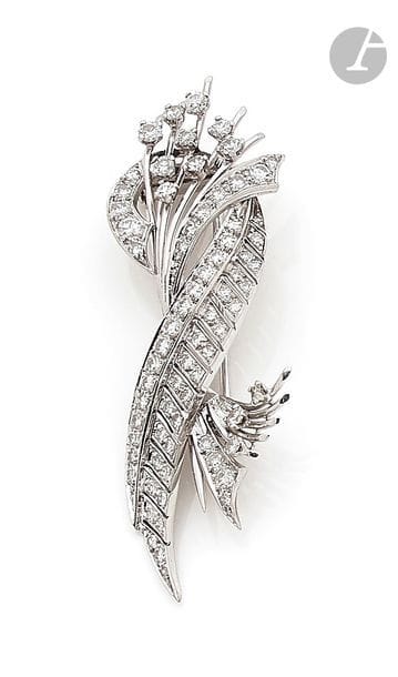 Broche-clip en platine et en or gris 18K (750) dessinant une gerbe, serti de diamants ronds. Travail français des années 1950. Hauteur : 6,3 cm environ. 
Poids brut : 13,1 g