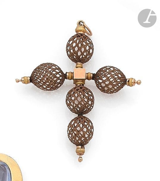 Pendentif croix en cheveux tressés montés en or 14K (585). Travail de la seconde moitié du XIXe siècle. Hauteur : 5,5 cm environ. 
Poids brut : 1,1 g (traces de colle)