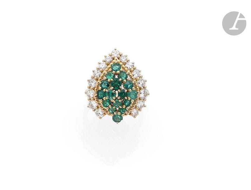 BOUCHERON. Bague en fils d’or 18K (750) lisse et cordé, ornée d’émeraudes rondes sur deux niveaux, entourées d’un arc de diamants ronds de poids croissant. Signée. Travail français. Tour de doigt : 54 / 55. 
Poids brut : 8 g