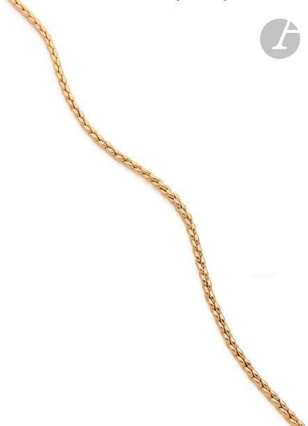 CARTIER. Collier en or 18K (750), articulé de maillons en grains de blé imbriqués. Signé, daté 1993 et numéroté. Longueur : 42,5 cm environ. 
Poids : 72,2 g