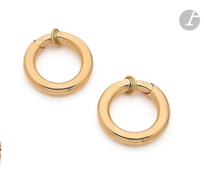 CARTIER. Paire de créoles en or jaune 18K (750). Signées et numérotées. Diamètre intérieur : 2,2 cm environ. 
Poids : 30,2 g