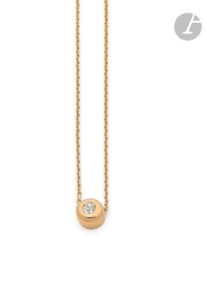 Collier en or 18K (750), orné d’un motif coulissant circulaire en or 18K serti d’un diamant rond de taille ancienne. 
Poids brut : 9,6 g