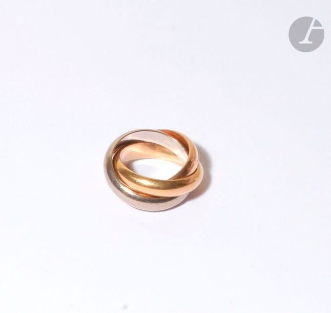Bague trois anneaux en trois tons d’or 18K (750) jaune, gris et rose. Tour de doigt : 50 / 51. 
Poids : 22,2 g