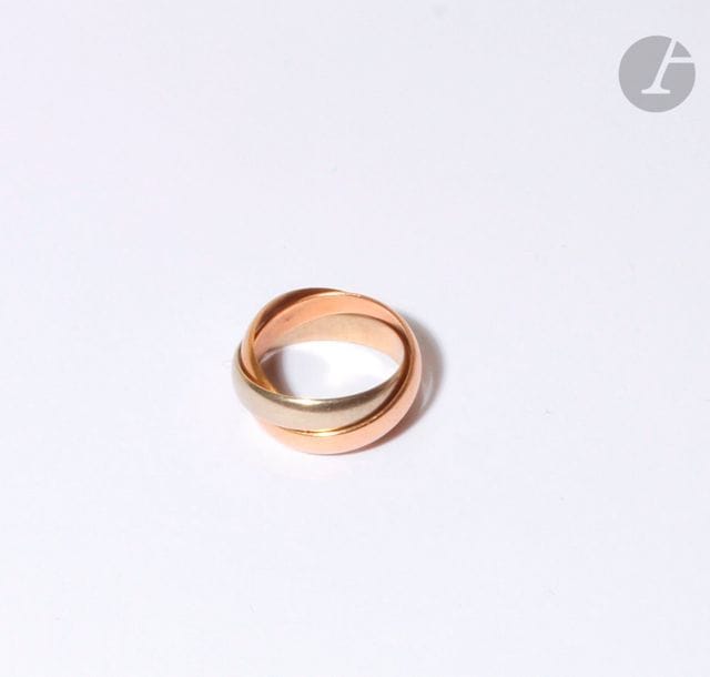 Bague trois anneaux en trois tons d’or 18K (750) jaune, gris et rose. Tour de doigt : 50 / 51. 
Poids : 7,2 g