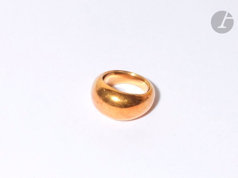 Bague jonc élargi en or 18K (750). Tour de doigt : 50 / 51. 
Poids : 14,3 g