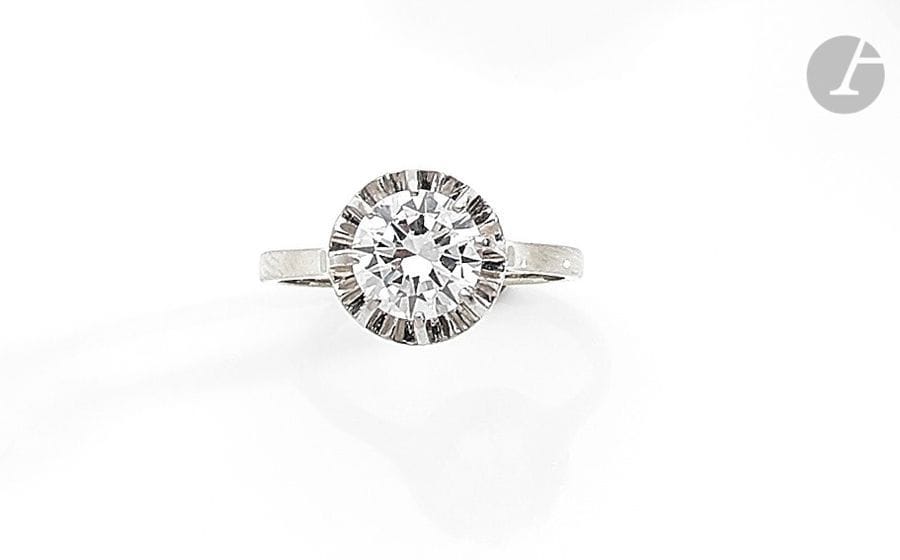 Bague en or gris 18K (750) et platine, ornée d’un diamant rond. Tour de doigt : 54. 
Poids brut : 3,5 g