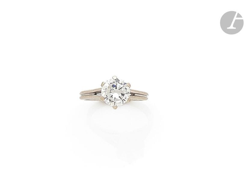 Bague en or gris 18K (750), ornée d’un diamant rond pesant 1,37 ct. Tour de doigt : 47 / 48. 
Poids brut : 3,8 g
 Le diamant accompagné d’un rapport LFG (2017) attestant selon son opinion: couleur I, pureté VS1 (ébréchure).