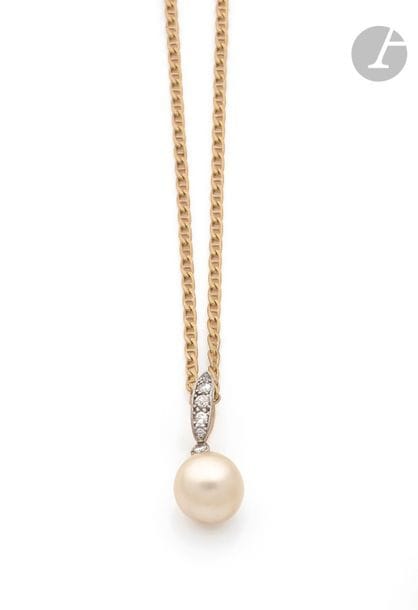 Collier en or 18K (750), orné d’un pendentif en or 18K serti de diamants terminé par une perle baroque (non testée). Diamètre de la perle : 11,3 mm environ. 
Poids brut : 9 g