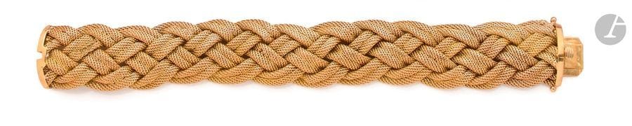 Bracelet tressé en or 18K (750). Longueur : 18 cm environ. 
Poids : 62,5 g (accrocs)