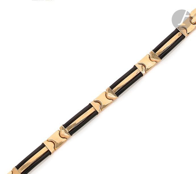 Bracelet en or 18K (750) articulé de longs maillons agrémentés de poils d’éléphant. Travail français des années 1970. Longueur : 20 cm environ. 
Poids brut : 23,5 g