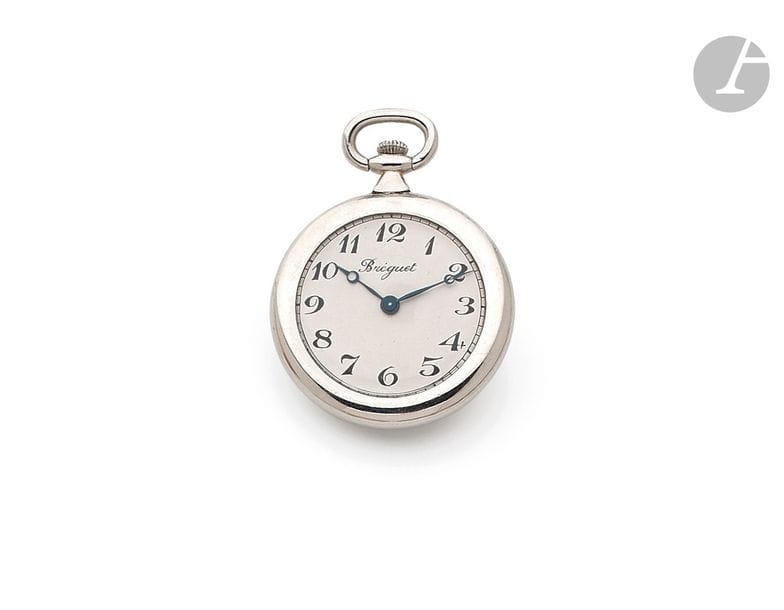 ANONYME. Vers 1900
N°11555
Montre de poche en or blanc 18K (750), cadran blanc portant la signature de BREGUET, index chiffres arabes formant les heures, mouvement à remontoir, boîtier orné d’initiales sertie de diamants taillés en rose.
Poids brut : 20,4 g
Diamètre : 28 mm