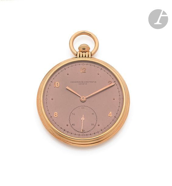 VACHERON & CONSTANTIN. Vers 1930
N°262520
Montre de poche en or rose 18K (750), cadran rose index chiffres arabes et index appliqués formant les heures, trotteuse à 6h, aiguilles or rose (accident à l’aiguille des heures), mouvement à remontoir No 420445, boîtier lisse.
Cadran, boîtier, mouvement signés.
Poids brut : 51,6 g
Diamètre : 46 mm