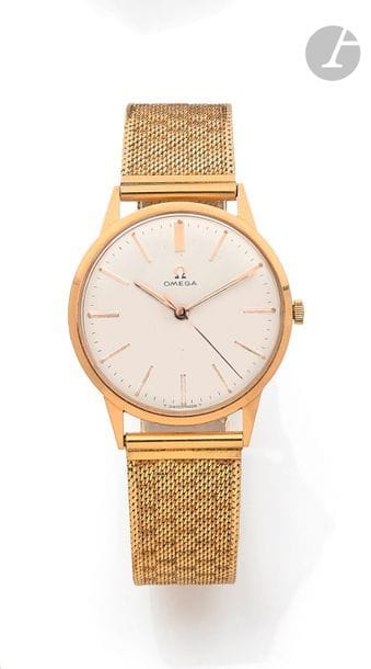 OMEGA. Vers 1960
Montre bracelet pour homme en or jaune 18K (750), cadran blanc, index bâtons appliqués formant les heures, mouvement à remontage mécanique calibre 601 (numéros effacés), bracelet en or jaune à maillons plats. 
Cadran et mouvement signés.
Poids brut : 62,6 g
Longueur : 20 cm