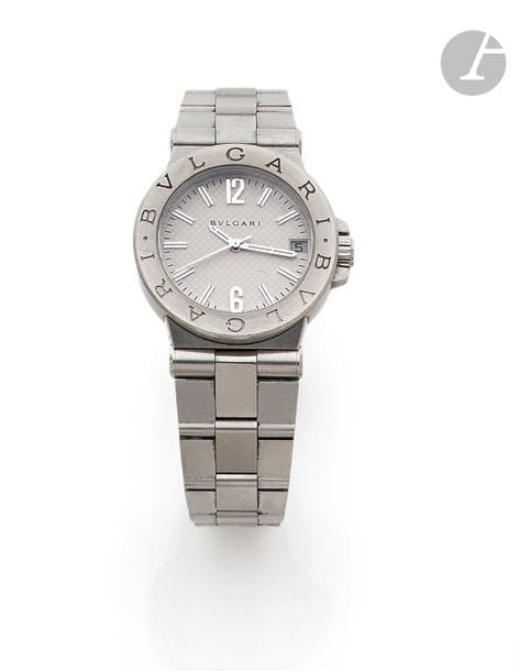 BVLGARI Diagono
N°00888
Montre bracelet pour femme en acier, cadran blanc, index bâtons lumineux formant les heures, date par guichet à 3h, mouvement à quartz (fonctionne), bracelet en acier avec sa boucle déployante signée.
Cadran, boîtier, mouvement signés.
Diamètre : 30 mm