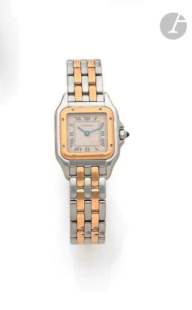 CARTIER PANTHERE. Vers 1990
N°1057917
Montre bracelet pour femme en or 18K (750) et acier, cadran créme, index chiffres romains formant les heures, remontoir serti d’un saphir cabochon, mouvement à quartz (fonctionne), bracelet en deux rangs d’or et acier avec sa boucle déployante signée.
Cadran, boîtier, mouvement signés.
Diamètre : 22 mm 
 Poids brut : 45,7 g