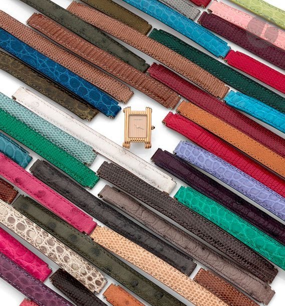 BOUCHERON. Vers 1990
N°A 257 / 888
Montre bracelet pour femme en or jaune 18K (750), cadran doré, mouvement à quartz (fonctionne), bracelet cuir, la montre est accompagnée d’un ensemble de 41 bracelets cuir différents.
Cadran, boîtier, mouvement signés.
Diamètre : 20 mm x 30 mm 
 Poids brut : 18,2 g