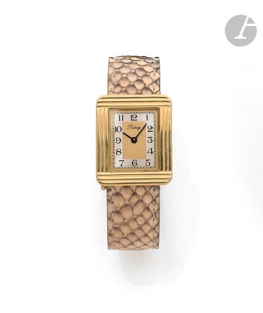 POIRAY. Vers 2000
N°W 340
Montre bracelet pour femme en or jaune 18K (750), cadran deux tons, index chiffres arabes formant les heures, mouvement à quartz (fonctionne), bracelet cuir, la montre est accompagnée d’un bracelet cuir supplémentaire. Cadran, boîtier, mouvement signés.
Diamètre : 25 mm x 29 mm 
 Poids brut : 27,6 g
