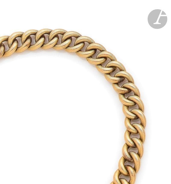 Bracelet en or 18K (750), articulé de maillons ovales striés. Travail français de la fin du XIXe siècle. Longueur : 18,5 cm environ. 
Poids : 11,6 g