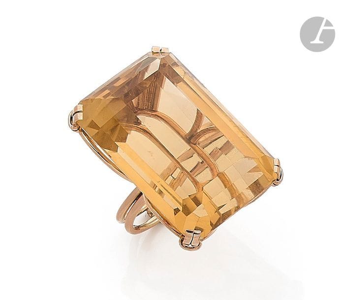 Bague en fils d’or rose 18K (750), ornée d’une importante citrine de forme rectangulaire taillée à pans. Tour de doigt : 53. Dimensions de la pierre : 35 x 24 x 18 mm environ. 
Poids brut : 35,9 g