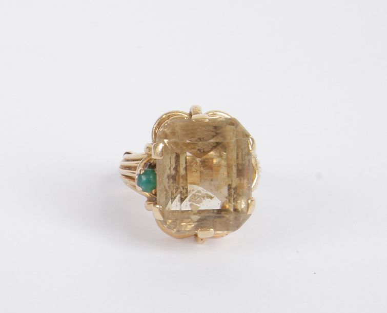 Bague en fils d'or 18K (750), ornée d'une citrine. Tour de doigt: 46/47. Poids brut: 9,1 g (manque)