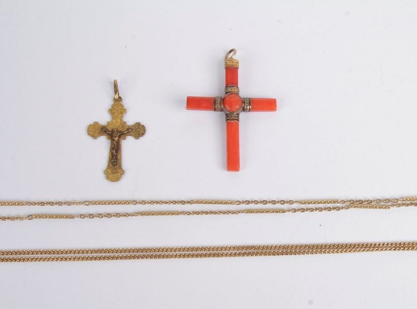 Lot de deux chaînes en or 18K (750). Poids: 14,6 g (on joint deux croix pendentifs)