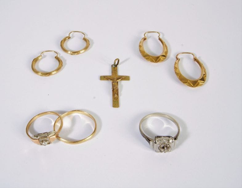 Lot de bijoux et bris d'or 18K (750). Poids brut: 10,5 g