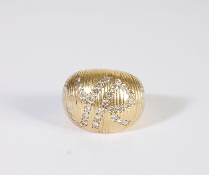 Bague bombée en or 18K (750) guilloché, sertie de diamants aux initiales YR. Tour de doigt: 48. Poids brut : 12,1 g