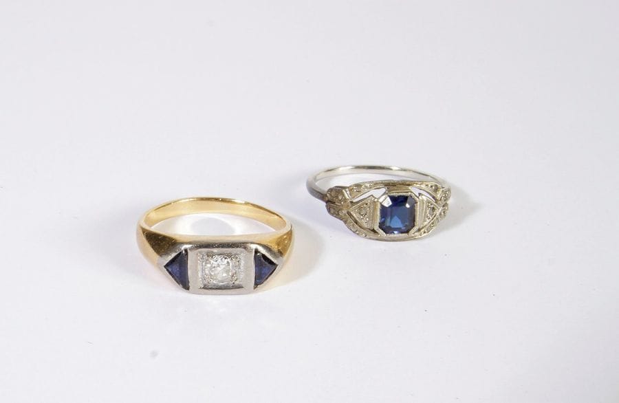 Lot de deux bagues: l'une en or gris 18K (750) et platine, ornée d'une pierre bleue, l'autre en or jaune 18K (750) ornée d'un diamant rond de taille ancienne. Poids brut: 8,3 g