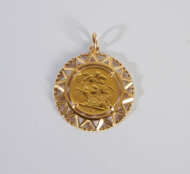 Pendentif en or 18K (750), orné d'une pièce en or à l'effigie de George V. Poids: 13,1 g