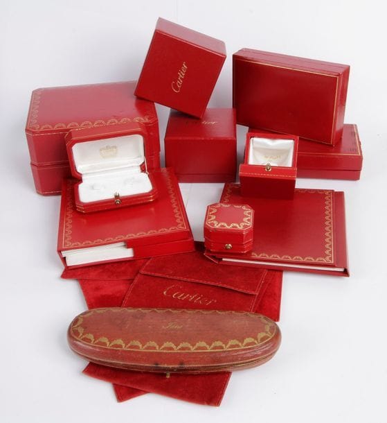 CARTIER. Lot de 9 écrins et 3 pochettes en suédine (en l'état). On joint un document sur l'horlogerie Cartier