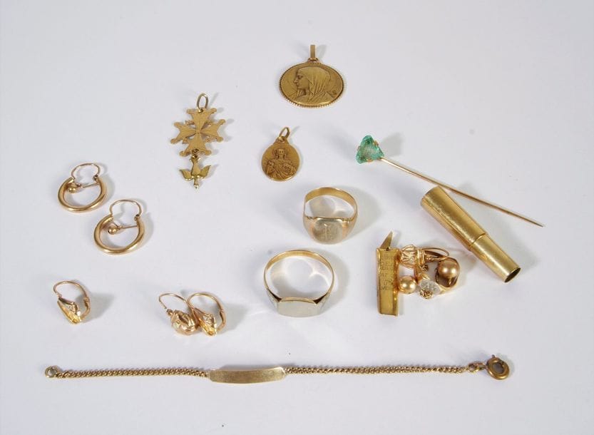 Lot de bijoux et bris d'or 18K (750). Poids brut: 25,6 g