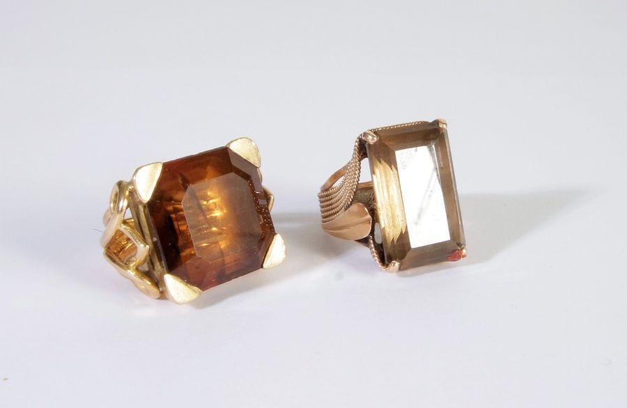 Deux bagues en or, l'une en or 18K (750), l'autre en or 14K serties chacune d'un quartz fumé. Tours de doigt: 44 et 49. Poids brut : 35,2 g (chocs)