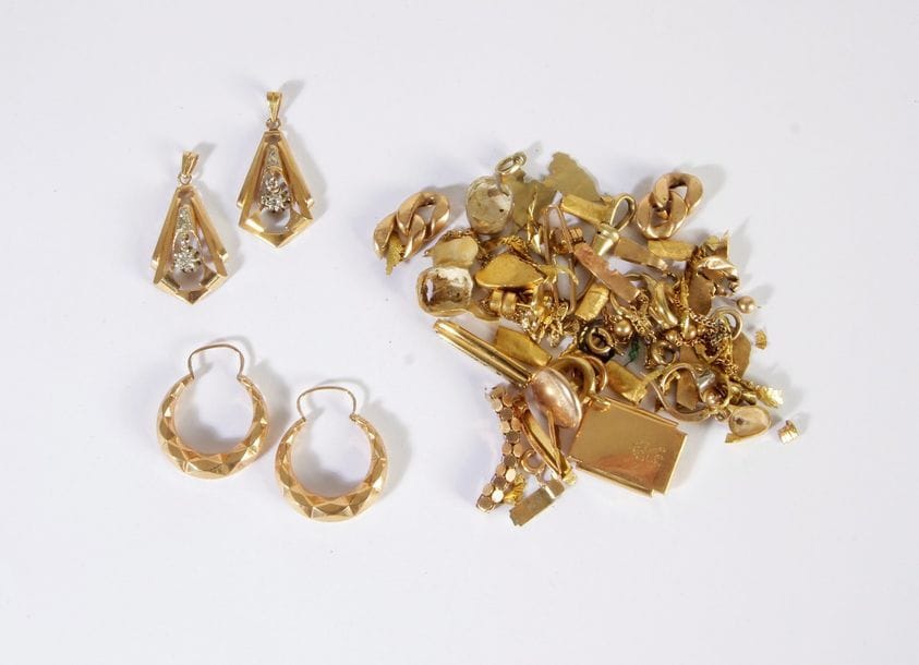 Lot de deux paires de boucles d'oreilles en or 18K (750). On joint un lot de débris d'or. Poids brut: 36,4 g