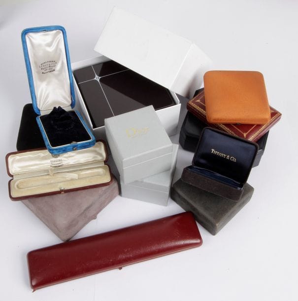 Lot de 12 écrins: Leroy et Fils, Fred, Stern, Tiffany & Co, Gerard, Fabergé, Kutchinsky, Christian Dior, Wartski, Verney, de Beers (en l'état)