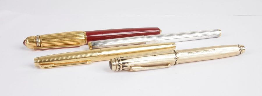 CARTIER. Stylo-plume Pasha en métal et laque, la plume en or 18K (750). On joint 3 stylos-plumes (Dupont, Parker et Eversharp) en métal, les plumes en or 14 ou 18K.