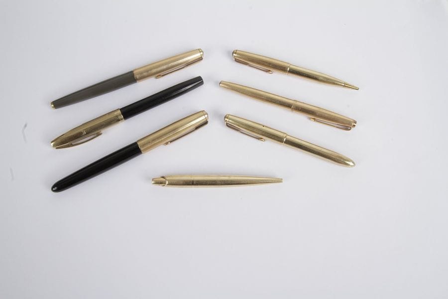 PARKER. Stylo-bille en or 14K (585). Poids brut: 19,6 g (on joint deux stylos-plumes Parker en métal avec plume en or 18K, un stylo-plume Sheaffer en métal avec plume en or 18K, deux autres stylos plumes en métal et un porte-mines)
