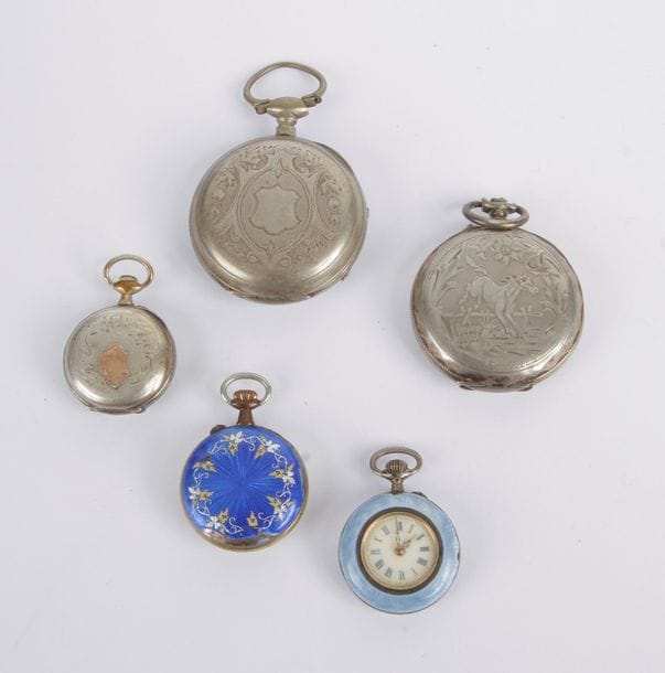 Lot de 5 montres de poche en métal, fonds gravés ou émaillés.